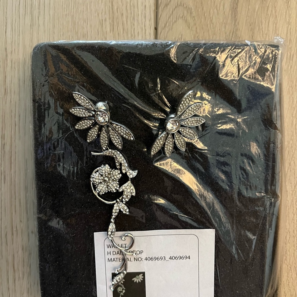 Burberry, Crystal, Daisy drop earrings & studs set in crystal, post in back NWT‎ - Picture 5 of 6